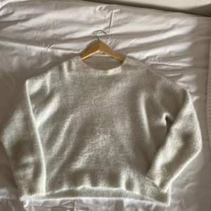 Vit tröja💕 - Säljer en superfin vit tröja, som tyvärr inte kommer till användning. Ursprungligen är den från H&M men lappen har åkt av, därav vet jag inte vilken storlek det är, men skulle säga att det är en storlek S då den sitter som en S. Buda buda buda!💕💕