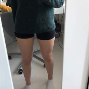 Säljer ett par svarta highwaist shorts i strl. XS från Gina Tricot. Köptes våren 21 och använd till sommaren 21. Har de senaste åren bara legat i garderoben.