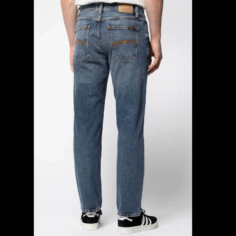 Säljer dessa feta nudie jeans i modellen Gritty Jacksson. Köpte dem för 1200 och skicket är mycket bra. Waist 30 Length 32. Jeans & Byxor.