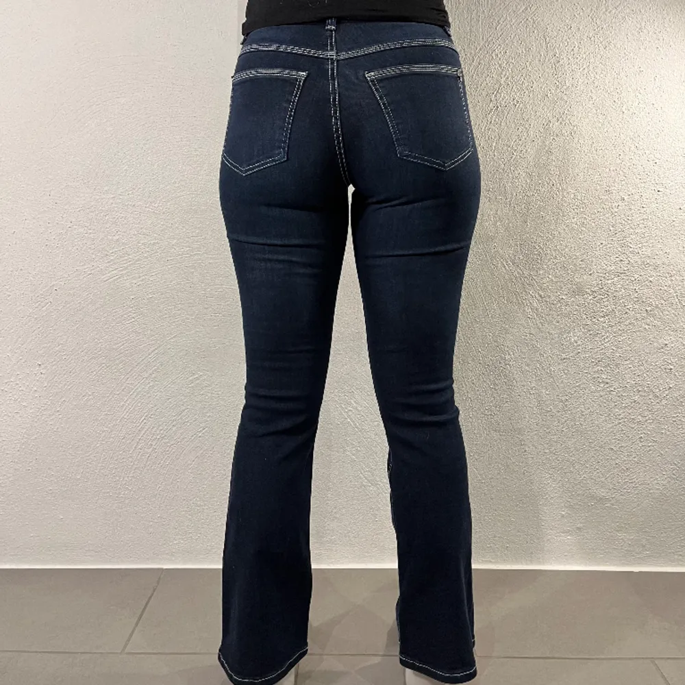 Vi är ett UF-företag som älskar och säljer jeans!💙 Köparen står för frakt💙. Jeans & Byxor.