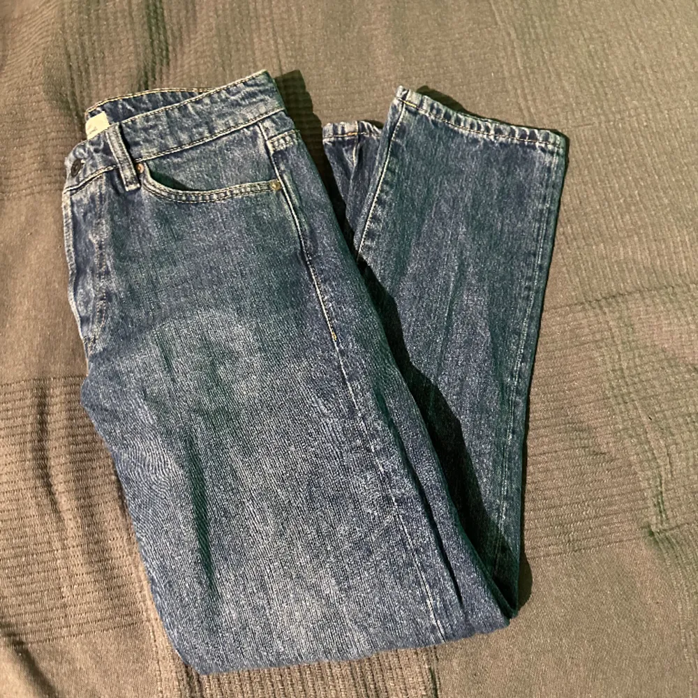 Blåa jeans från jack&jones i storlek 29/30 skicket är ca 8/10. Skriv vid funderingar.👖. Jeans & Byxor.