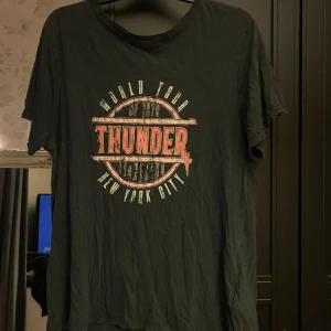 Gina tricot L💕 - Man ser inte helt på bilen men storlek L, jag tycker den är lite för baggy så jag ångrade de köpet 