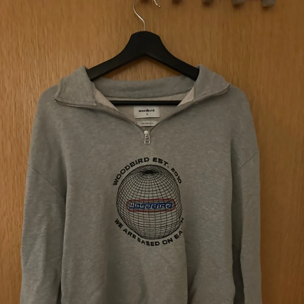 Halfzip från woodbird i storlek S. Bra skick och kan gå ner i pris vid snabb affär. . Hoodies.