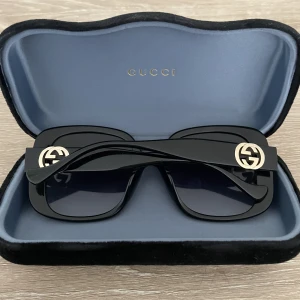 Gucci solglasögon  - Snygga solglasögon från Gucci.  Använda några gånger. Köpta på synsam.  Liten repa på ena sidan. Därav priset. (Se sista bild) skriv för mer bilder.  Nypris 3300:- Frakt tillkommer 