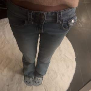 säljer dessa jeans jag använt 1-2 gågner och har inga defekter, passar mig som har storlek 24/30 eller 25/30 jag är 162 ish för referens🥰kan diskutera priset🤗