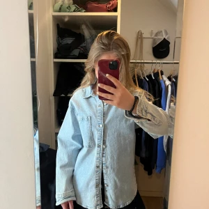 Jeans skjorta  - Använt fåtal gånger för längesedan, jättebra skick, som ny!! Storlek: 152.