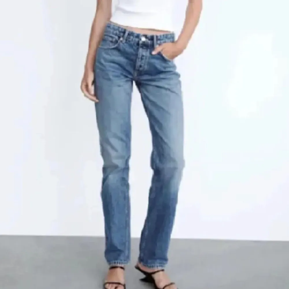 Så snygga blåa midwaist raka jeans från Zara. Jeansen säljs inte längre. Nypris 400. I mycket fint skick och har inga defekter eller tecken på användning💕. Jeans & Byxor.
