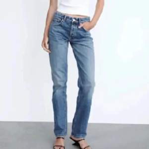 Så snygga blåa midwaist raka jeans från Zara. Jeansen säljs inte längre. Nypris 400. I mycket fint skick och har inga defekter eller tecken på användning💕