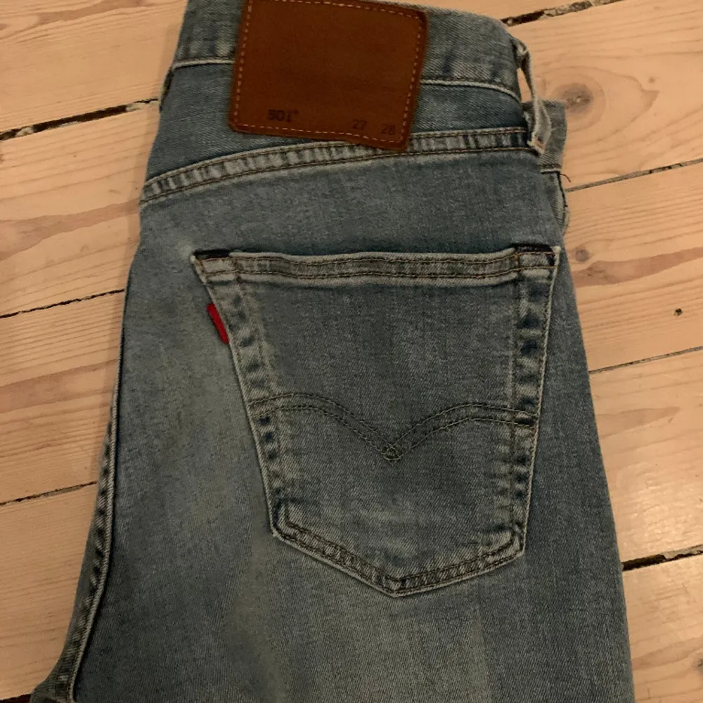 Levis 501 ljusblåa jeans  Skick: 9/10 Köpta för 1500kr Priset kan diskuteras privat!! Köpte denna sommaren och har använts få gånger👍🏼. Jeans & Byxor.