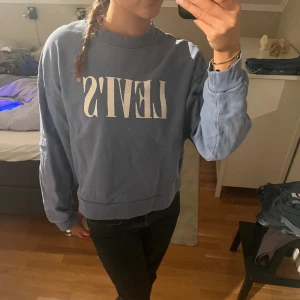 Tröja - Blå superfin levi’s sweatshirt som bara är använd två-tre gånger. Köpte för 750kr och säljer för 300kr, men priset kan även diskuteras! Skriv för fler bilder eller frågor!