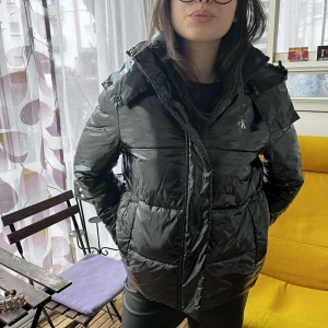 Calvin Klein Jacka - Så snygg calvin klein jacka som är glansig och så varm och gosig. ❤️❤️  Modellen är 54 kg och 165 cm