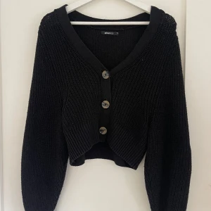 Cardigan stickad  - Stickad tröja från Gina tricot i storlek xxs men motsvarar st xs. Bra skick. 