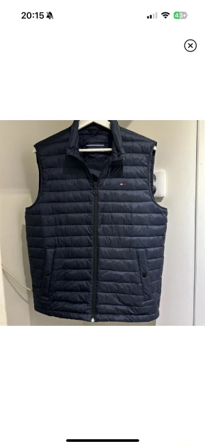 Tommy hilfiger väst - En stilren väst från Tommy hilfiger i fint skick. Ny pris ca 1800 men mitt pris endast 500! Varmt välkomna att höra av er vid intresse