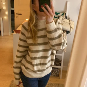 Stickad tröja - Jättefin stickad tröja som tyvärr inte kommer till användning💕Storlek M men passar S också!