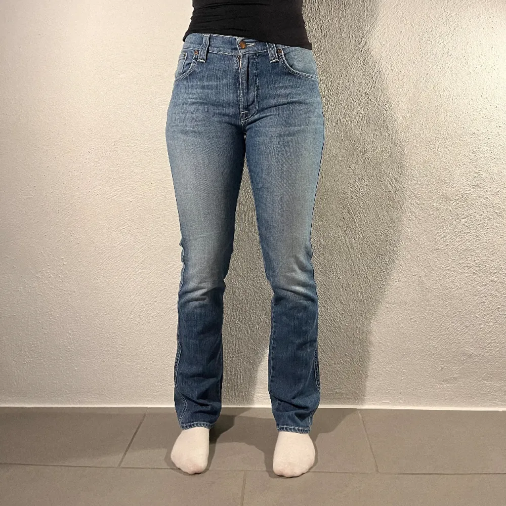 Vi är ett UF-företag som älskar och säljer Jeans!💙  Köparen står för frakt💙. Jeans & Byxor.