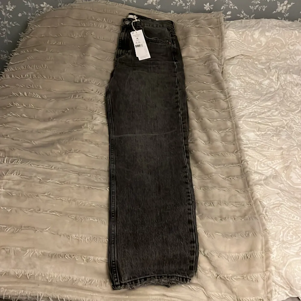 Snygga gråa jeans från Gina tricot,helt oanvända o prislappen sitter kvar. Storlek 38 o passar bra för dom som är långa. Nypris 600 kr. . Jeans & Byxor.