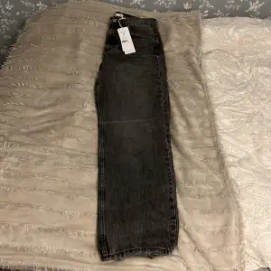 Snygga gråa jeans från Gina tricot,helt oanvända o prislappen sitter kvar. Storlek 38 o passar bra för dom som är långa. Nypris 600 kr. 