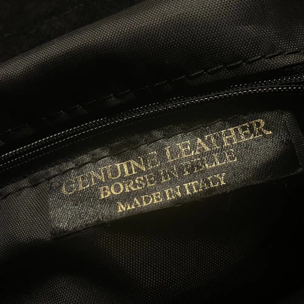 Säljer denna fina äkta läder väska från ’Borse In Pelle Made In Italy 🙌 Tillverkas ej längre. Värd ca 2000kr. Kan köpas för något runt 300kr! Kommer inte till användning därav säljs den. Skriv privat för fler bilder💋. Väskor.