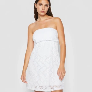 Vit klänning - Superfin klänning perfekt till studenten eller midsommar. Nyskick men har inte kvar banden. Nypris 519