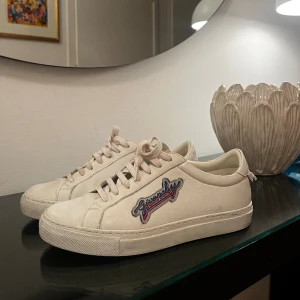 Limited edition givenchy sneakers - Vita givenchy sneakers i bra skick. Limited edition modell med ett nypris på 6500kr. Köpta på givenchy butiken i El cortes Ingles i Marbella 2021, men använt väldigt sparsamt då de är lite för små. Pris kan diskuteras! 