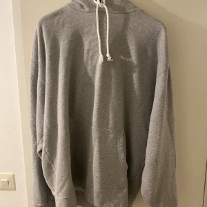 Levis hoodie - Levis hoodie relaxed fit i storlek L knappt använd då jag fick den i julklapp bara o skriva för frågor👍