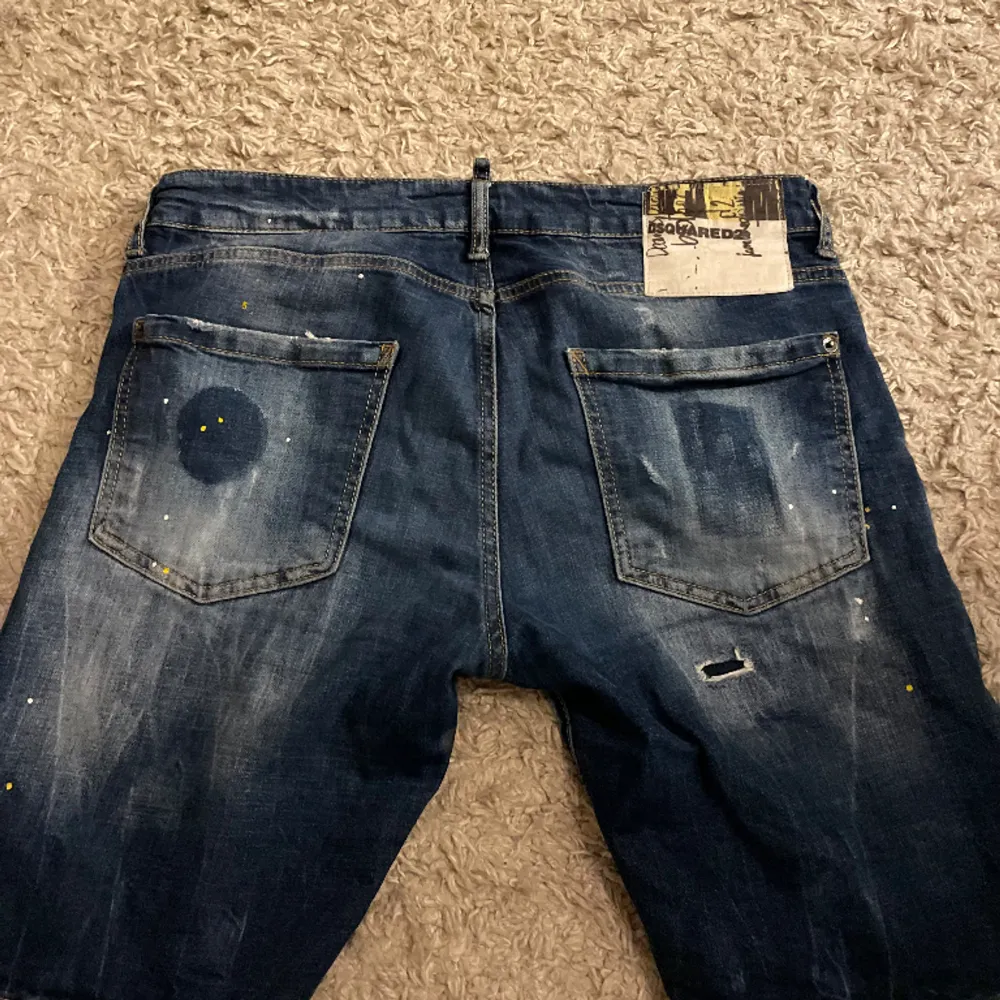 Jag säljer ett par dsquared2 jeans shorts dom är i fint skick. Storleken är 50 som motsvarar ungefär M . Shorts.