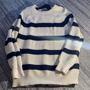 Tröja i strl M - Aldrig använt, nytt stick  Storlek M, oversaze  Kommer från rök och djurfritt hem 