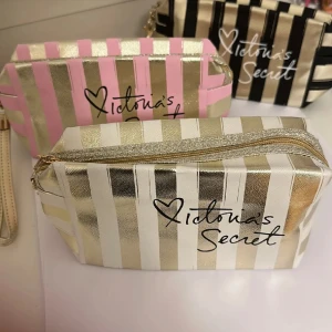 Necessär  - Säljer dessa såå fina och helt oanvända necessärerna 💗 säljer för 190kr/st💗