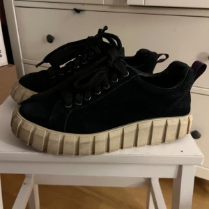 Eytys Odessa - Svarta Eytys odessa. Lite slitna och lite defekter, se bild två. Passar inte mig som vanligtvis har 39/40 i skor.   Köparen står för frakten ✨