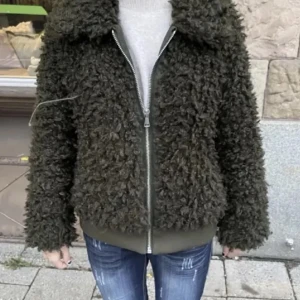 Snyggaste vårjackan!! - Säljer denna svinsnygga eftertraktade jacka som jag köpte på här på Plick för 1100, helt utan defekter. Säljer för 700+frakt. Kan även gå ner i pris vid snabb äffär, skriv vid frågor❣️❣️