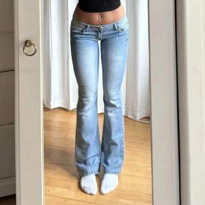 Säljer dessa lågmidjade jeans med midjemått 76cm tvärsöver och innebenslängd 79cm!! Köpta från Plick, tjejen på bilden är 165cm ❤️❤️ priset sänkt till 500 från 750