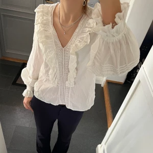 Vit blus - Vit blus med volanger från H&M i storlek 38, passar både S och M. Fint skick. Använd gärna köp nu!