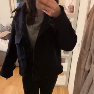 Säljer min svarta Zara kappa då jag inte använder den❤️Nypris är 1500 men säljer min för 500💕Inga defekter och den säljs inte längre tror jag ❤️