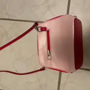 Rosa handväska köpt secondhand. Fint skick använd 1 gång. Liten, fin, hållbar. 