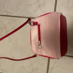 Handväska rosa - Rosa handväska köpt secondhand. Fint skick använd 1 gång. Liten, fin, hållbar. 
