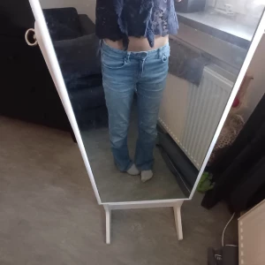 Lågmidjade jeans - Säljer dessa blåa lågmidjade jeans från gina tricot, älskade dom förut men nu har jag andra jeans som jag gillar mer. Jag skulle ändä säga att det är bra skick på dem. Det är storlek 152 men jag är runt 160 och de passar bra.