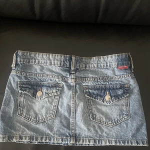 Jeans kjol - Säljer för att den är för liten. Den är från hm. Lowwaist och ganska kort.