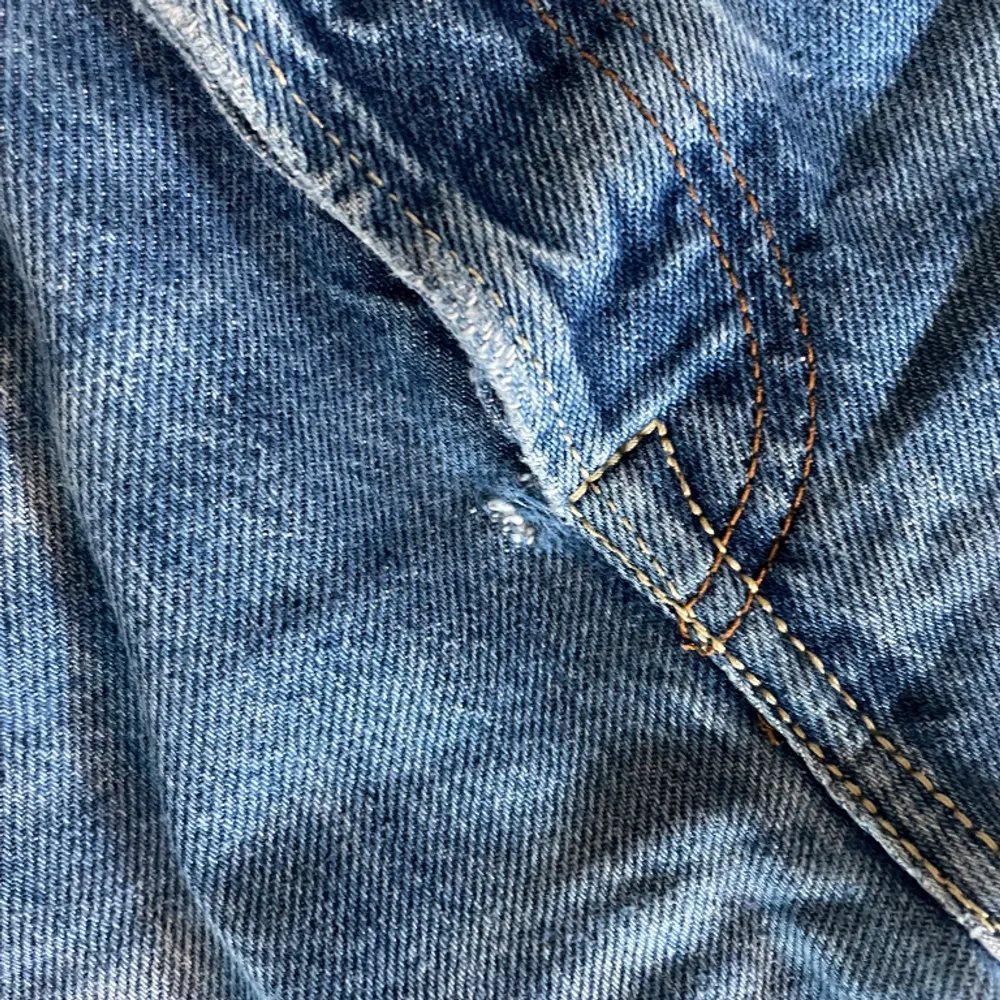 Acne jeans. Raka i modellen, storlek 25/30. Liten defekt vid dragkedjan. Se bild. . Jeans & Byxor.