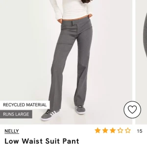 Lågmidjade kostymbyxor  - säljer dessa fina lågmidjade kostymbyxor från Nelly, använda 1 gång. Sjukt snygga men tyvär är dem för stora för mig, dem är stora i storleken. jag är mellan 34-36/xs-s men dem är lite stora i midjan för mig 