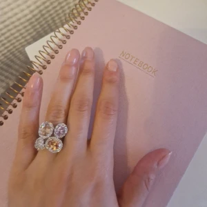 Ring - Jättefin ring som skimrar i olika nyanser med stenar och kritaller. 