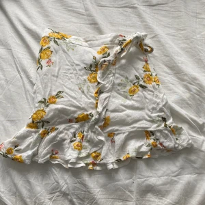 Kjol💛 - Super somrig kjol💛🌺 jättefina volanger, supersöta gula blommor. Skönt material🥰 tyvärr börjar den bli för liten för mig❤️