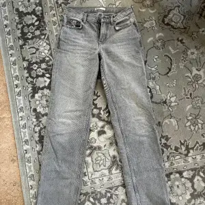 Säljer mina snygga lowwaist jeans från Gina. Säljer då de inte kommer till användning längre.  Köparen står för frakten.