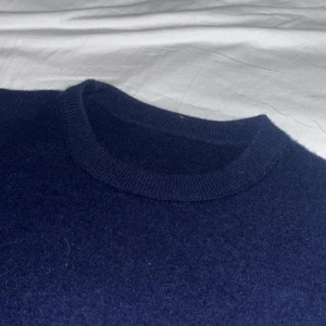 100% Kashmir Tröja - Obrandad Kashmir tröja i fin Kashmir. Knappt använd, väldigt skön. Inga noppror, fläckar, flaws, hål, etc. Sitter som L/M