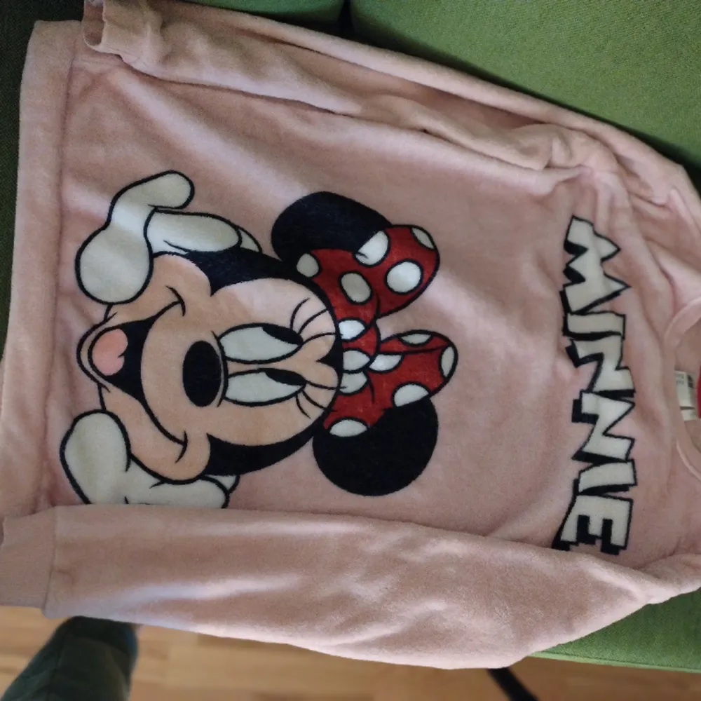 Fluffy Minnie mouse tröja, inga defekter, kontakta mig för mer information.. Tröjor & Koftor.