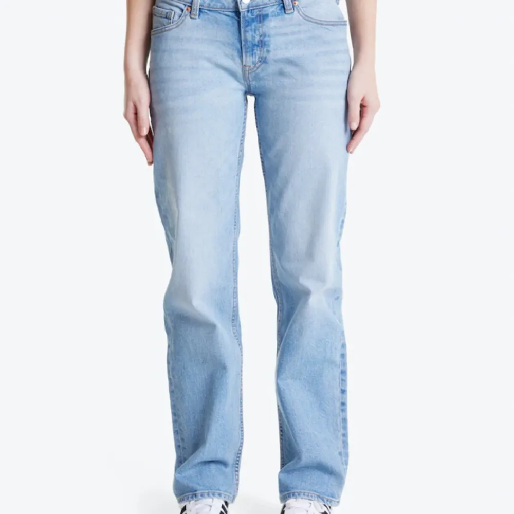 Low waist jeans från Carlings. Köpta för 599 SEK. Använda 2 gånger så är i väldigt fint skick. Storlek M. 🫶. Jeans & Byxor.
