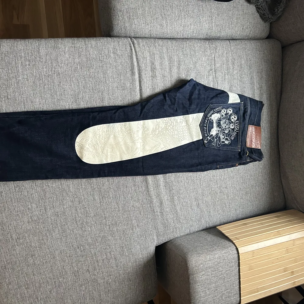 Fräscha Evisu Jeans i bra skick, köpta på NK i Göteborg, exclusivt par med embroidered ficka . Jeans & Byxor.