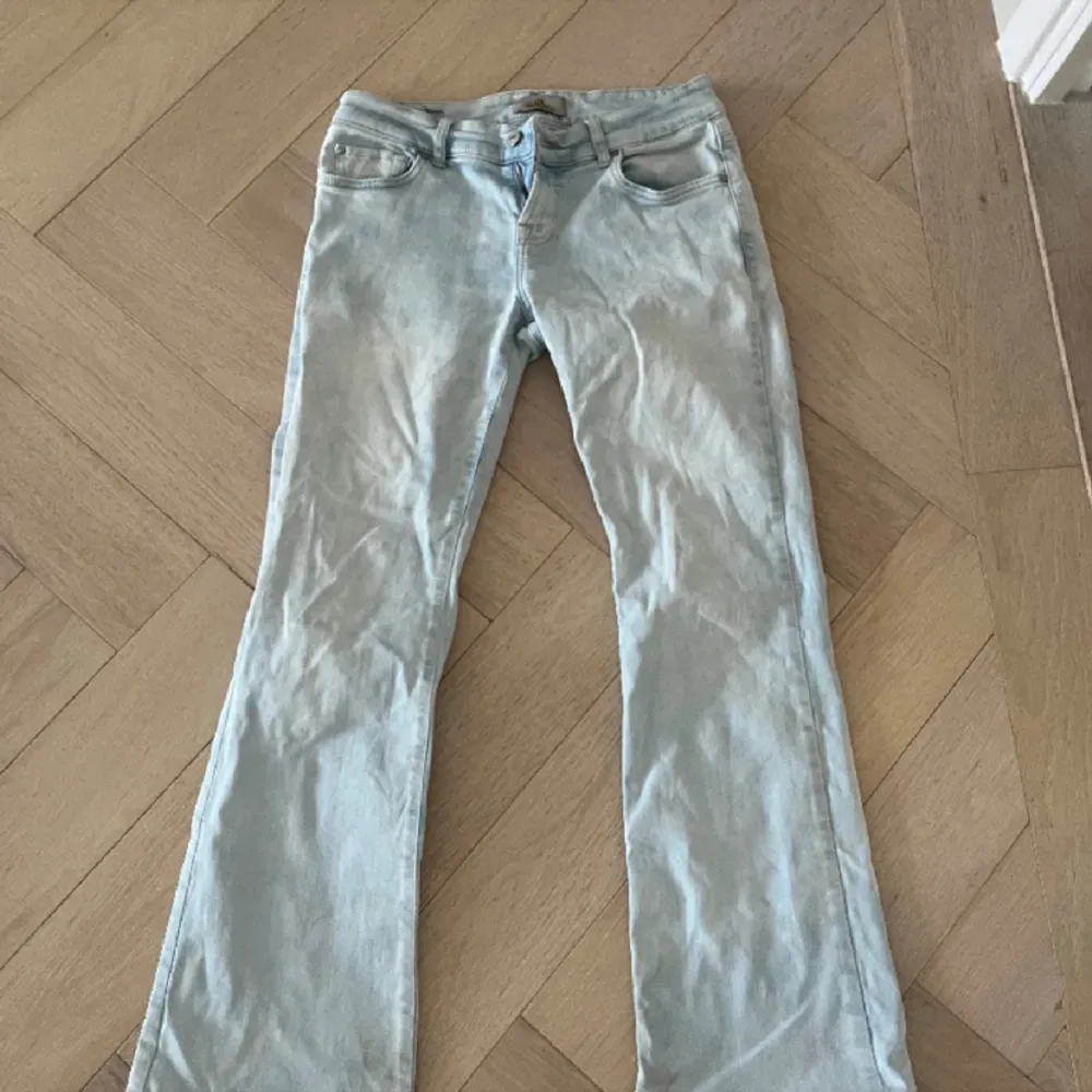 Ljusblåa lågmidjade jeans i storlek 27x32 från ltb säljer pågrund av att de för stora!! Bilderna e lånade.. Jeans & Byxor.