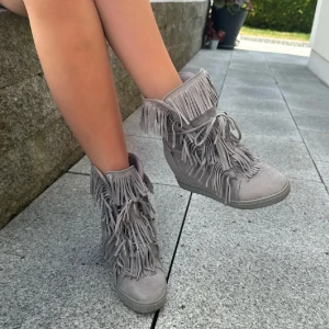 Fransskor - Nästan helt oanvända Frans skor i grått! Jätte fina till sommar och student