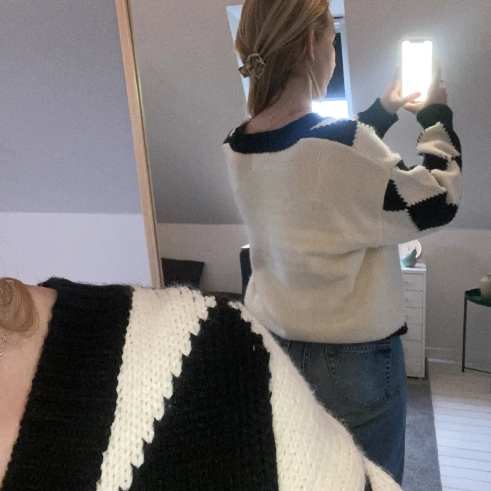 Denna mönstrade tjocktröjan från Zara är i strl 164 och är som ny! 🙌  Här har vi en varm och snygg tröja för mysiga dagar💕 . Stickat.
