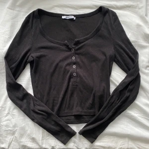 Mörkbrun tröja🤎 - Snygg långärmad mörkbrun tröja från Gina Tricot⭐️ inga skador eller hål och inga knappar saknas🤎 storleken är XS. Tveka inte att höra av dig om frågor!